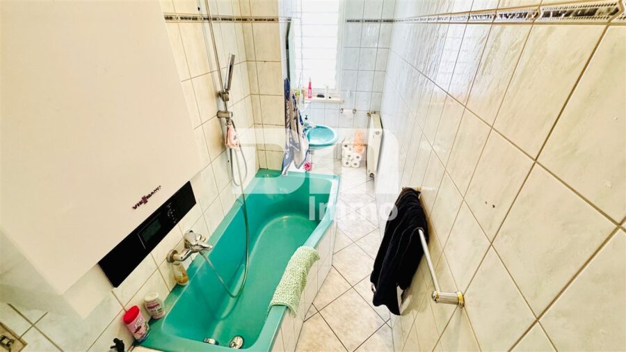 Helle modernisierte Wohnung im 1. OG eines gepfl. Mehrfamilienhauses mit Garage und Kellerraum - Badezimmer / Badewanne